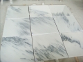mattonelle di marmo bianco del cielo blu
