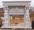 mensola del camino di marmo bianco con bella scultura lignea